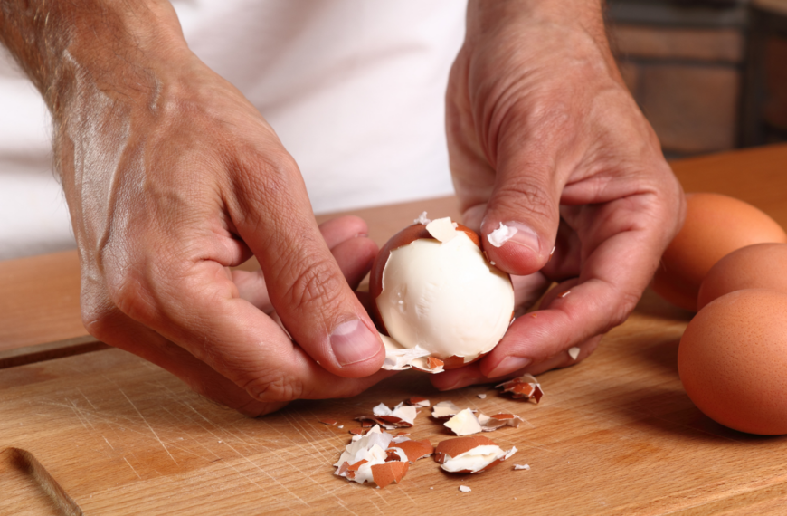 Découvrez comment peler les œufs en un temps record avec cette astuce